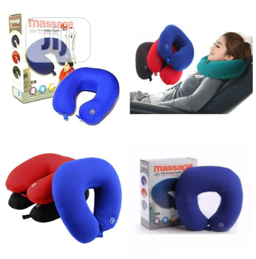 وسادة رقبة للسفر على شكل حرف U من إسفنج الذاكرة الممتاز مع تدليك اهتزازي كهربائي